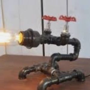 Hamdmade steampunk/ industrial style table lamp !
